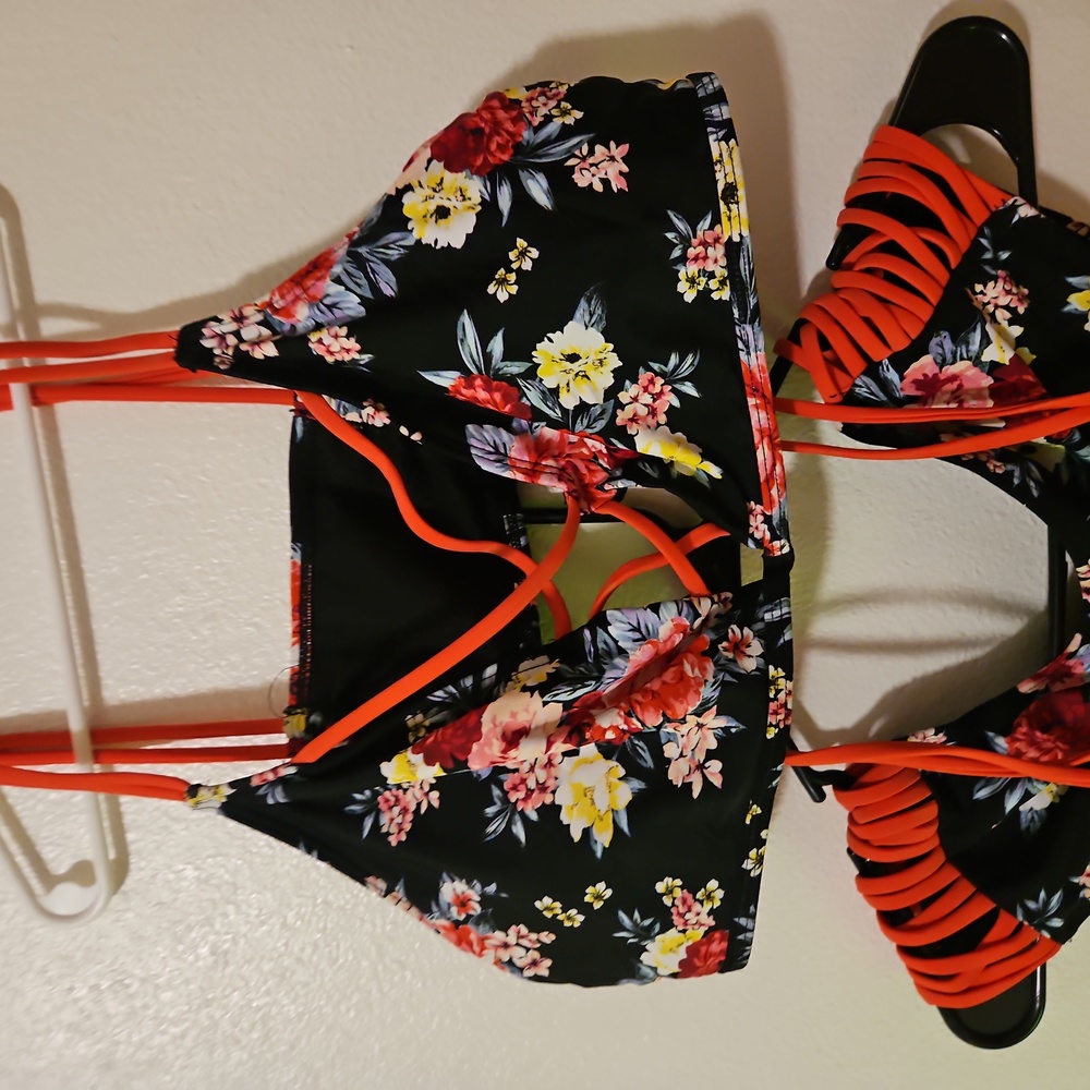 Does 2 piece bikini is?, decrease swimsuit. - Picture 2 of 3